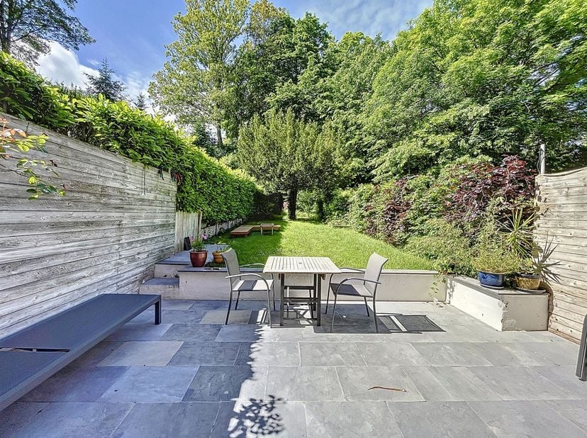 Entre le parc Seny et la forêt de Soignes, dans le quartier Val Duchesse, magnifique maison de 4 chambres avec grand jardin de ± 190m². Composition RE