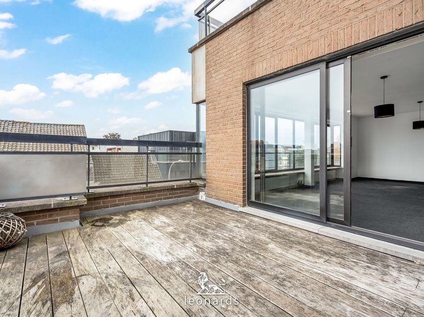 Dit prachtig appartement is op zoek naar een nieuwe eigenaar.Het appartement bestaat uit een lichtrijke leefruimte die toegang heeft tot het ruime en