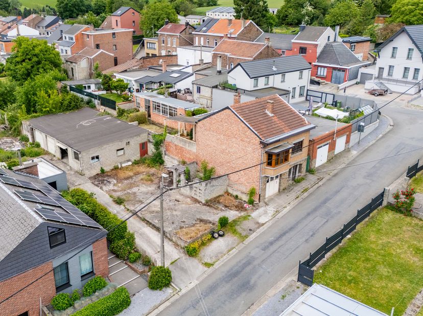 Idéalement situé, au centre de Milmort, ensemble immobilier composé d&#039;une maison, d&#039;un terrain et d&#039;entrepôts, idéal pour investisseur, entrepreneur o