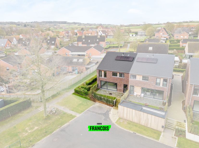 In het charmante Westouter, deelgemeente van Heuvelland bevinden zich deze kwalitatieve nieuwbouwwoning. Deze halfopen woonst is  gelegen in een rusti