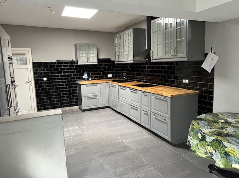 Nabij diverse buurtwinkels, scholen, openbaar vervoer, gelegen vernieuwde woning met ruime garage en koer/terras.&lt;br /&gt;
ruime living - ruime afzonderl