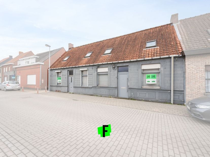 Bent u op zoek naar een nieuwe thuis of een interessante investering? Dan is deze eigendom in de Kleine Noordstraat 10 te Hooglede zeker het bekijken