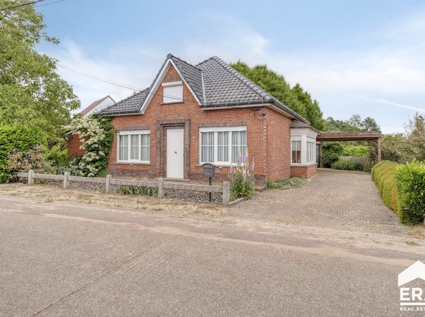 Ontdek deze charmante vrijstaande woning, gebouwd in 1962 en gelegen op een perceel van 535 m² in het rustige en landelijke Poederlee. Deze nette woni