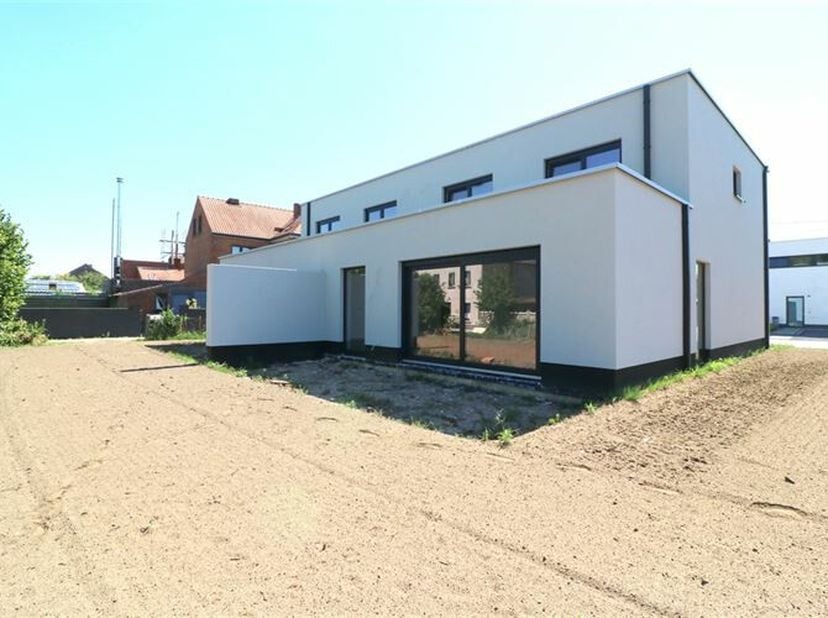 Volledig afgewerkte nieuwbouw gezinswoning (excl. tuinaanleg) met bijzonder comfortabele indeling (148 m² bewoonbare oppervlakte) op perceel  grond va