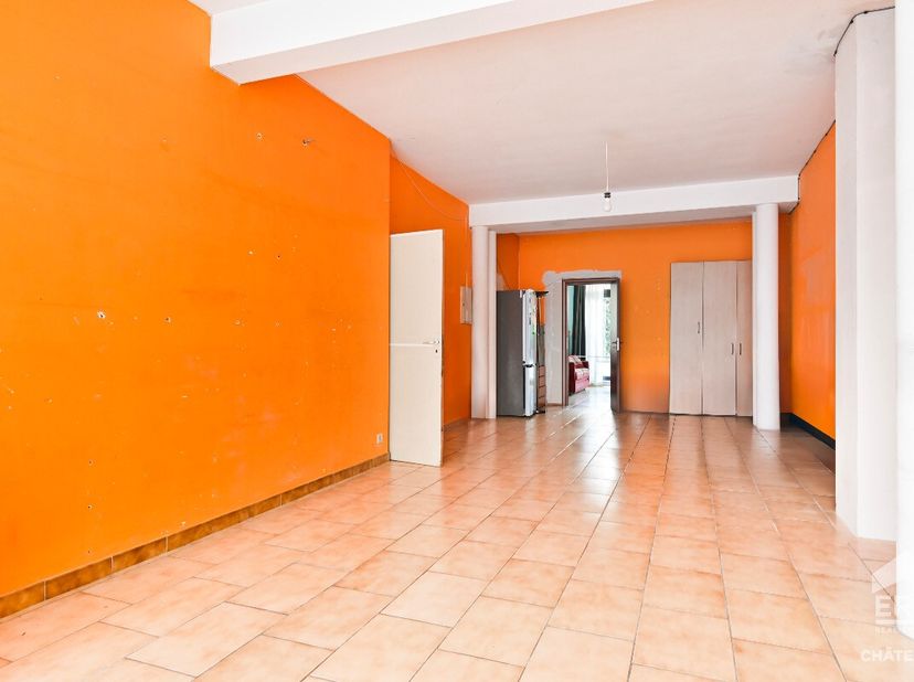 ERA CHATELAIN vous propose ce beau rez de chaussée commerciale qui offre une multitude de possibilités pour investisseurs ou entrepreneurs. Idéalement