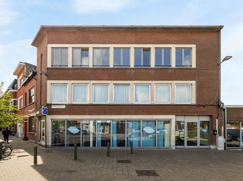 LOCATIE&lt;br /&gt;
Welkom op het Michel Willemsplein in Wilrijk! Deze vlot bereikbare ligging combineert de rust van een residentiële buurt met de nabijhei