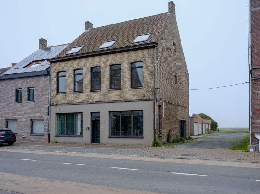 -Situé à la gare d&#039;Adinkerke / La Panne ;&lt;br /&gt;
	-Arrêt de tram devant la porte ;&lt;br /&gt;
	-Tout le trafic de Plopsaland passe devant ;&lt;br /&gt;
	-Se compo