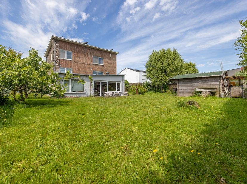 Ce grand développement ouvert - actuellement kangourou home/co-housing - offre un énorme potentiel ! Avec pas moins de 5 chambres, 2 cuisines, 2 salle