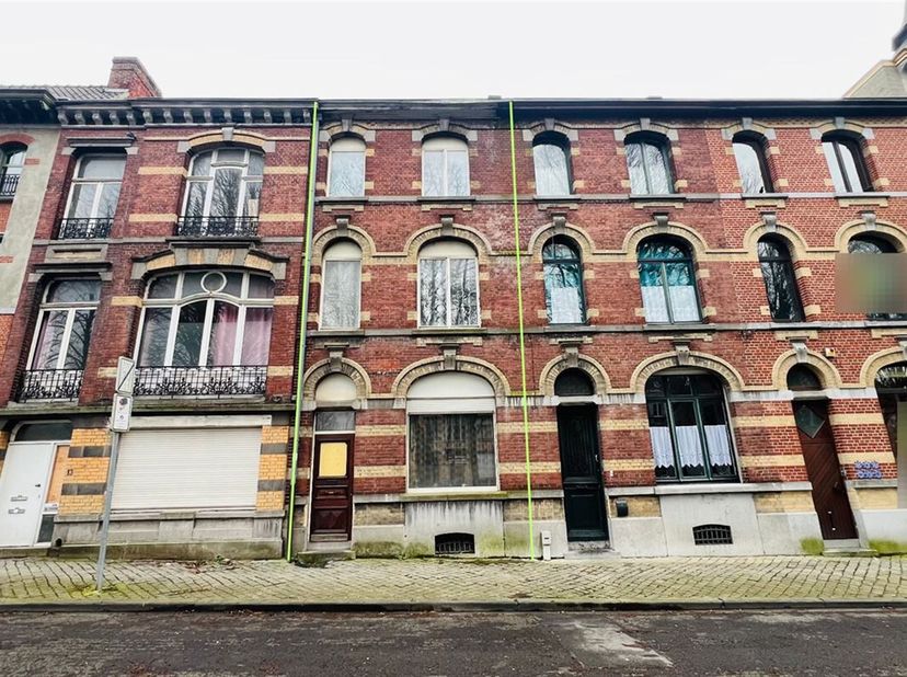 HENRO-IMMO vous présente cette maison de maître à rénover, idéalement située à la Place Victor Carbonnelle. &lt;br /&gt;
Elle comprend au rez-de-chaussée, u