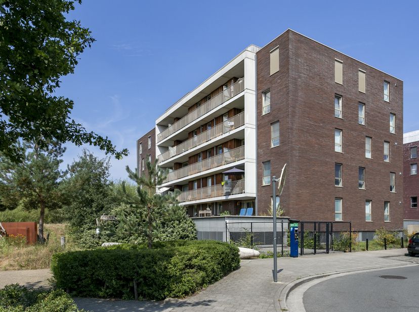 Cet appartement meublé est situé au deuxième étage et fait partie de la Residentie Groenedijk, un quartier calme et verdoyant à seulement 5 minutes en