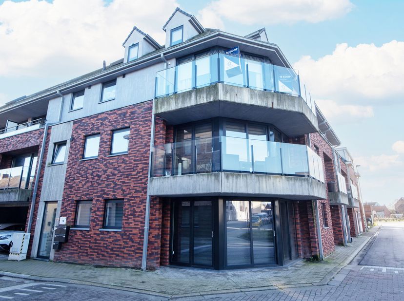 In Wetteren-centrum, een recent appartement op de eerste verdieping met twee slaapkamers, een ingerichte keuken, een badkamer met douche, een terras,