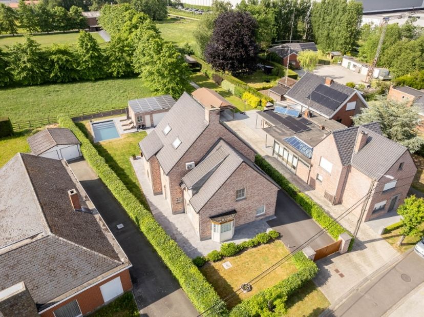 Welkom in deze stijlvolle en vrijstaande villa, verscholen in een vredige straat in een bijzonder fijne buurt. Deze warme thuis combineert elegantie e