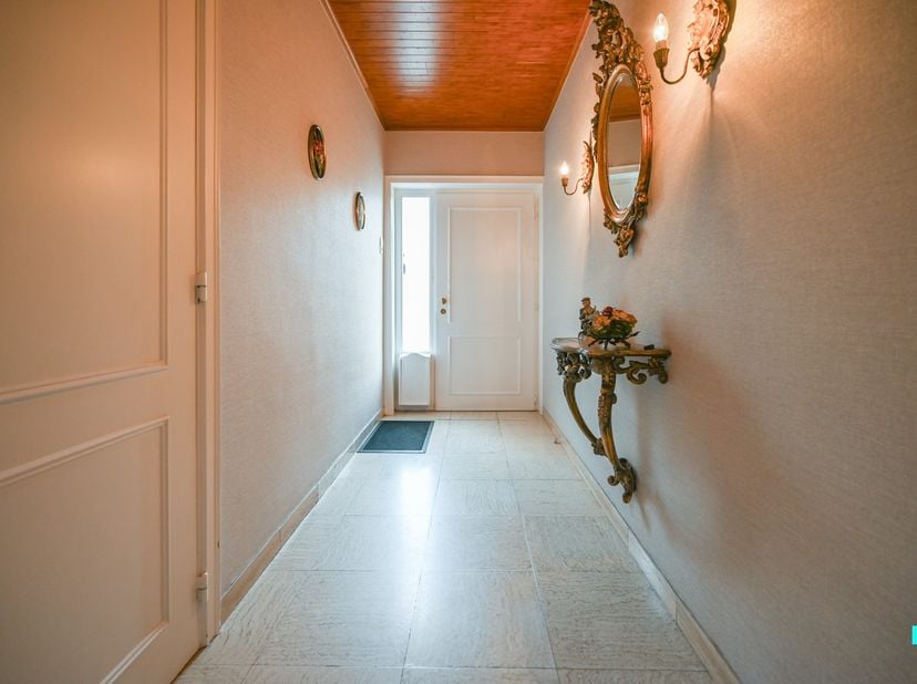 Te renoveren eengezinswoning met een bewoonbare oppervlakte van 180 m² (volgens EPC-attest) gelegen op een noordoost georiënteerd perceel van 189 m².