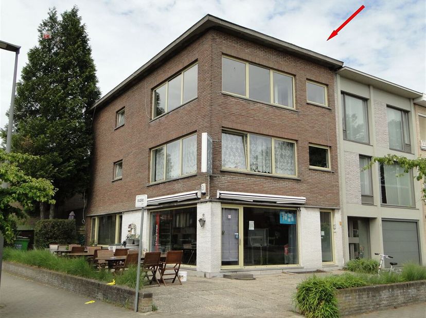 Zeer netjes onderhouden opbrengsteigendom bestaande uit een handelsgelijkvloers (bestaande Frituur) + 2 appartementen met telkens hal, living, keuken,