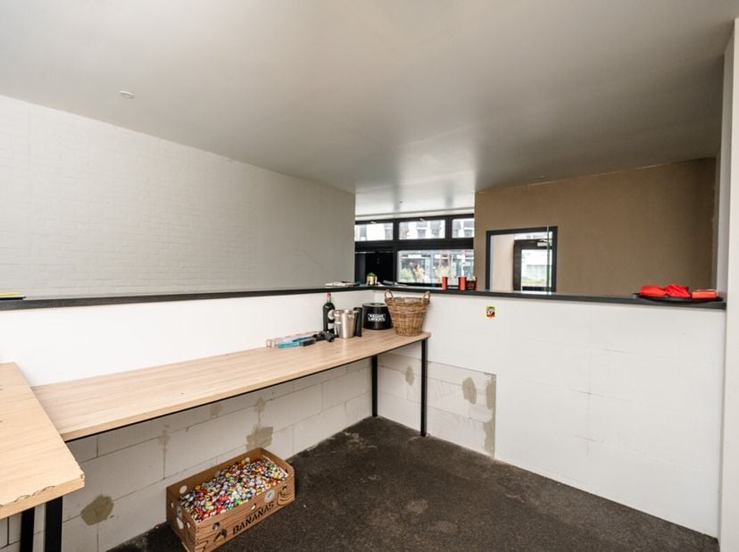 Perfect gelegen handelspand/horecaruimte in het centrum van Lommel.Ruime toonzaal/eetruimteSanitair is voorzien (dubbel toilet)Aparte toegang (achtera