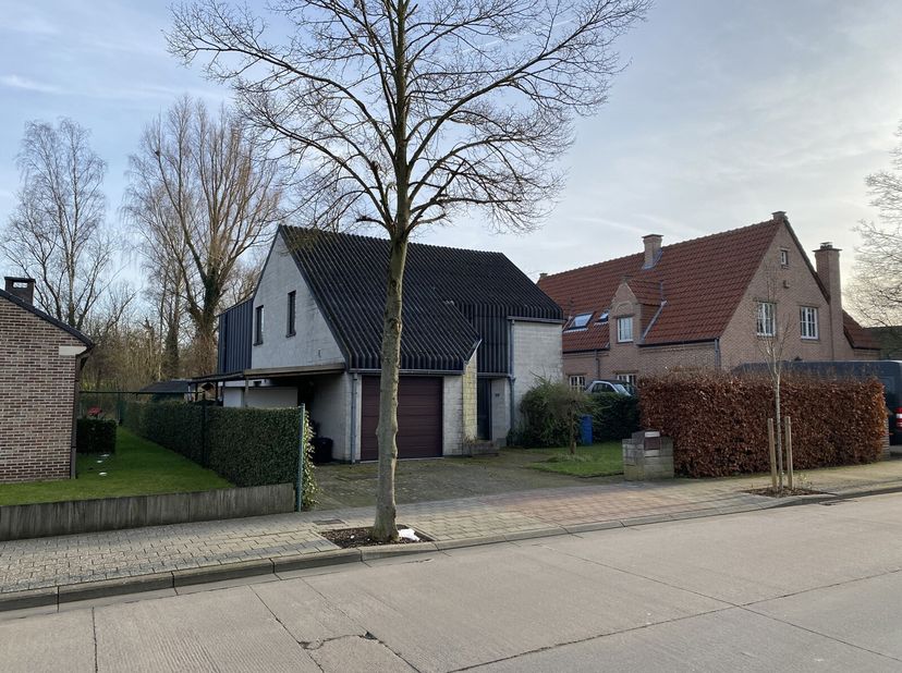 Ideaal gelegen villa in een rustige en residentiële wijk op 1km van het centrum van Sterrebeek en op 1,5km van de Duitse school.&lt;br /&gt;
Gelijkvloers; r