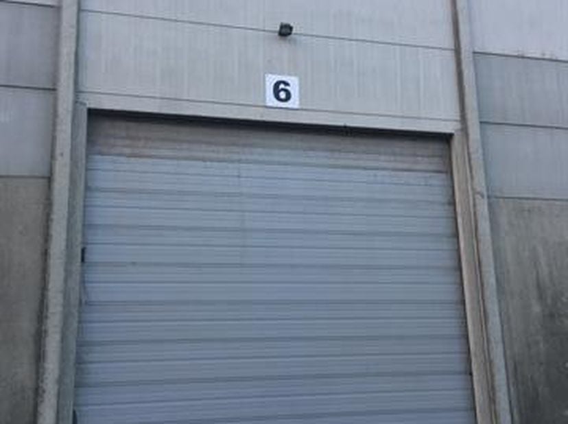 Entrepôt de stockage idéalement situé à Tournai sur le quai Donat Casterman de +- 940 m2 (32,6m x 28,80m). A proximité des autoroutes et du centre de