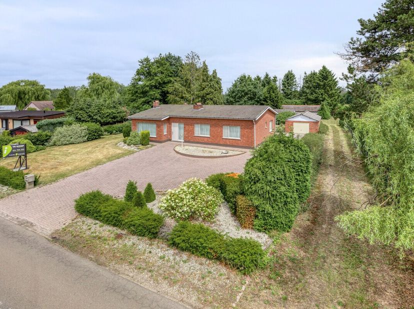 Deze gelijkvloerse woning bevindt zich op een centrale en rustige locatie in het groene, landelijke Olmen. Omliggende gehuchten, buurgemeenten en de E