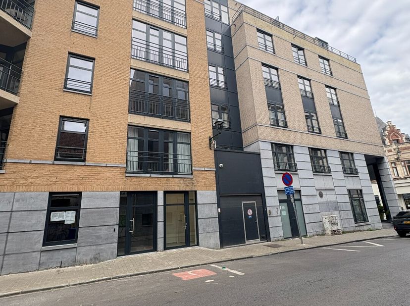 Idéalement situé dans le quartier très prisé entre la place Stéphanie et lavenue Louise, cet appartement au troisième étage allie confort et modernité