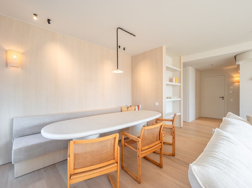 Uitzonderlijk gerenoveerd hoekappartement gelegen in hartje Zoute, in het zeer exclusieve domein &quot;Tennis Gardens&quot; - een privé park van +/- 5 ha, vlakb