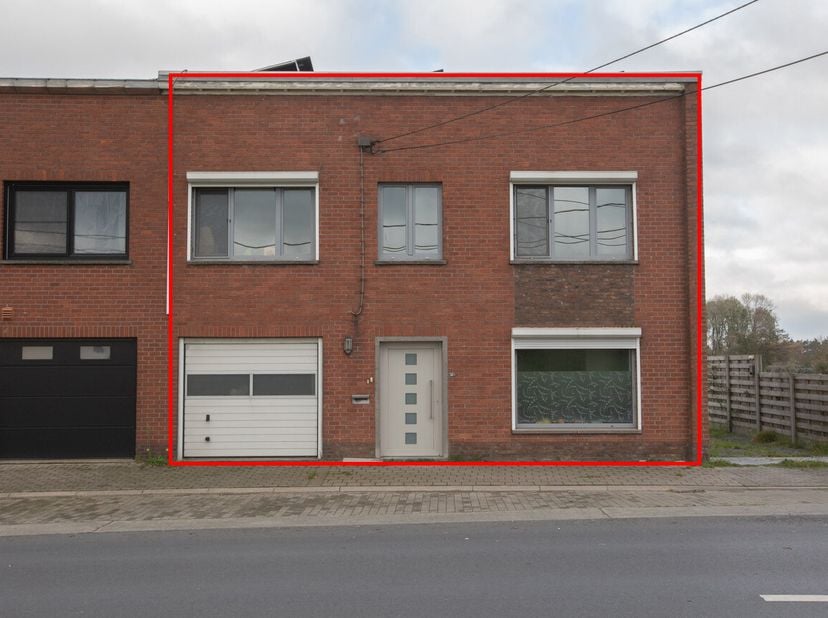 RUIME WONING MET 4 SLAAPKAMERS, GROTE TUIN &amp; GARAGE - &lt;br /&gt;
   &lt;br /&gt;
Deze halfopen bebouwing bevindt zich in een groene omgeving vlakbij het centrum