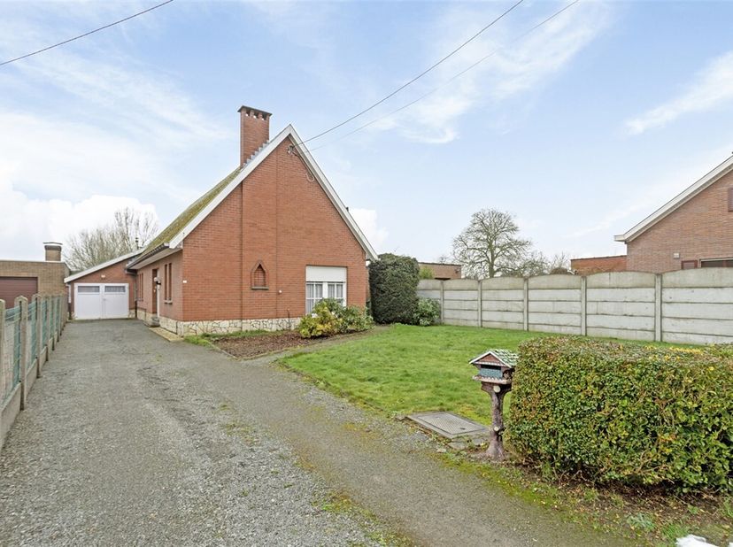 Découvrez cette charmante maison à rénover dans le quartier pittoresque de Sint-Lievens-Houtem. Entourée d&#039;un grand jardin, cette propriété offre une