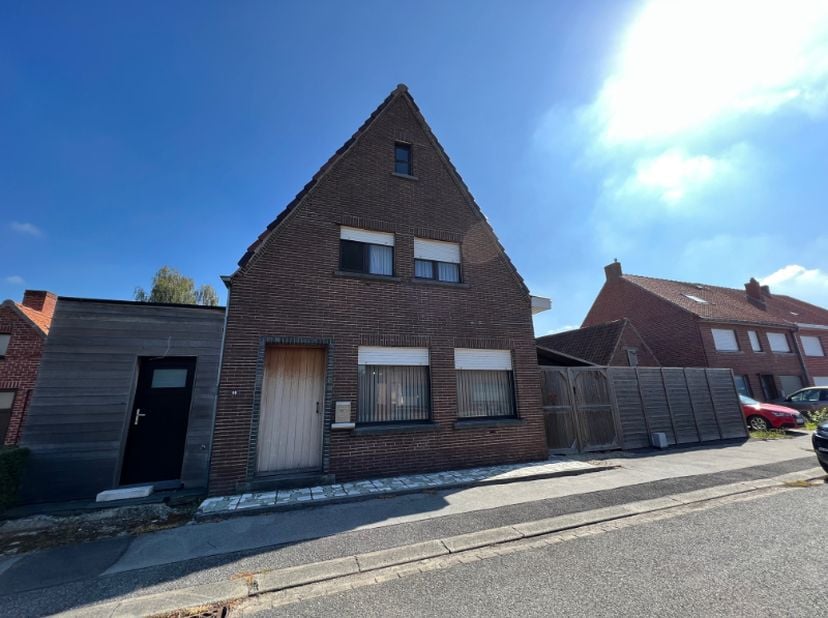 Eigendom (af te breken open bebouwing met grote garage) en met veel potentieel op een ruim ( 1062 m² ) en rustig perceel grond.&lt;br /&gt;
&lt;br /&gt;
Er wordt