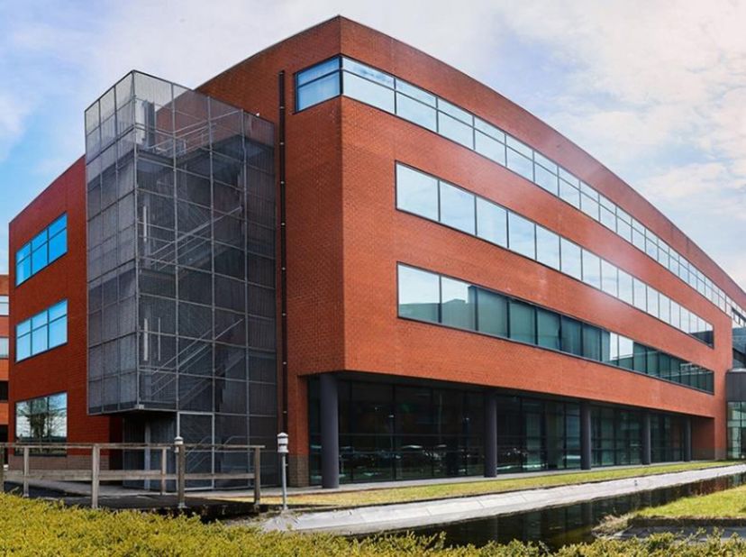 Bureaux modernes et flexible à louer idéalement situés entre la Gare et la E19. Facilement accessible en voiture, transports en commun et train. Nombr