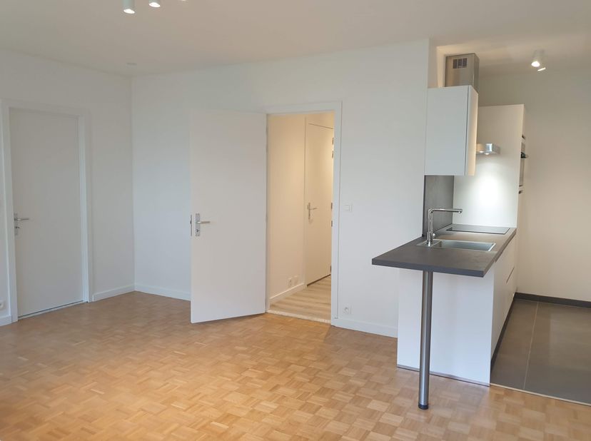 Lichtvolle gelijkvloers appartement (45m2) met aparte slaapkamer, gerenoveerd in 2020 met volledig ingerichte keuken (incl. inductie kookplaat, vaatwa