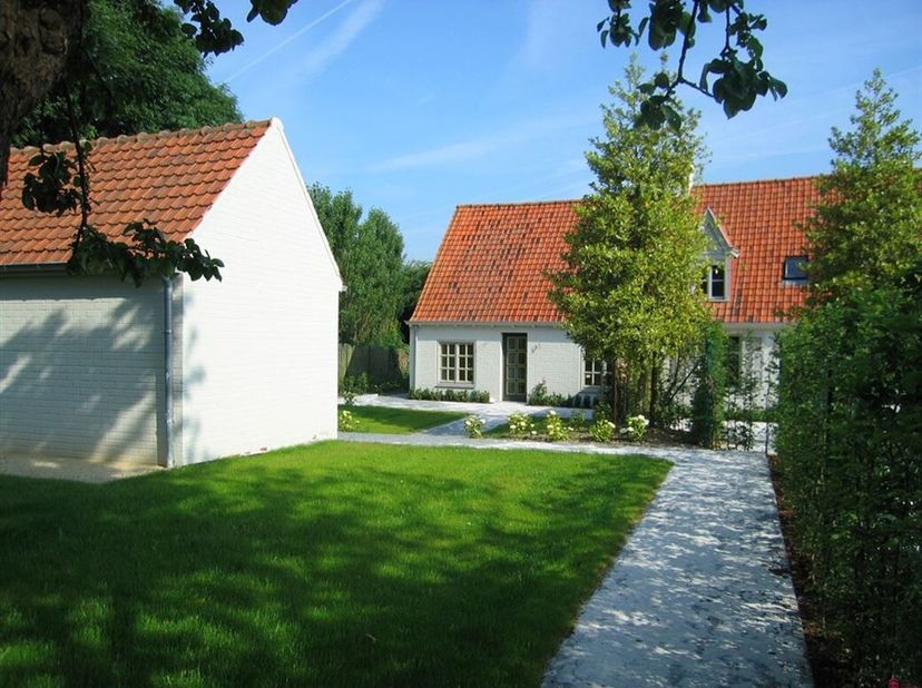 Charmante halfopen woning te Heule&lt;br /&gt;
Deze gezellige &amp; leuke woning is goed gelegen te Heule.&lt;br /&gt;
Via de R8 kan u makkelijk alle kanten uit, en o