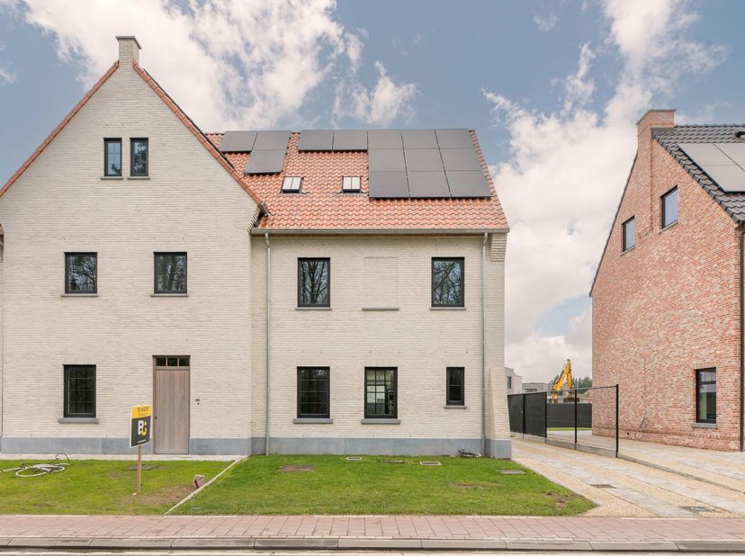 Deze prachtige A+villa op een perceel van 310m² combineert een landelijke en moderne stijl en is ideaal gelegen: op wandelafstand van het centrum en a