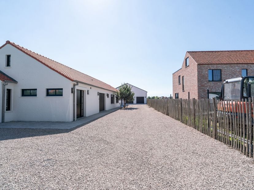 Woonerf &#039;Witte Poldershof&#039; bestaat uit 3 smaakvol en kwaliteitsvol gerenoveerde woningen. Ze werden tot in de puntjes, met oog voor detail, gestript e