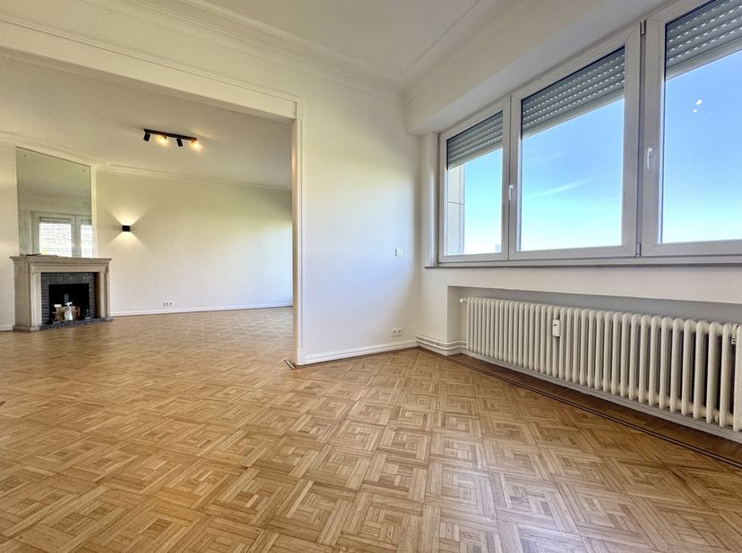 EXCLUSIVITE - Victoire-Junot vous propose quartier Toison d&#039;Or - un magnifique appartement  de +/- 98 m2 situé au 5ème étage d&#039;un immeuble de style Be