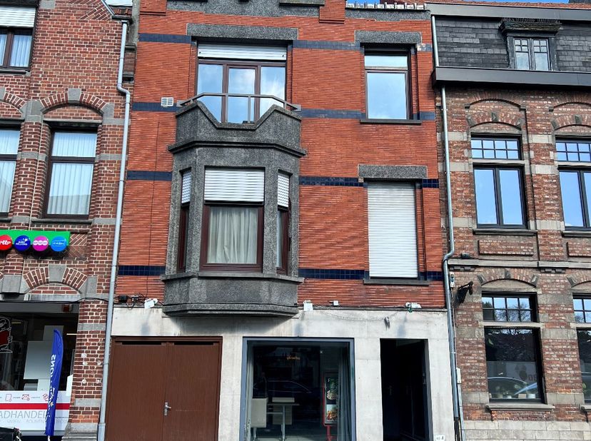 In het stadskern Ieper, nabij de Menenpoort gelegen vindt u dit investerings- , handelseigendom. Opp: 115m².&lt;br /&gt;
Heden ingericht als volgt:&lt;br /&gt;
Ge