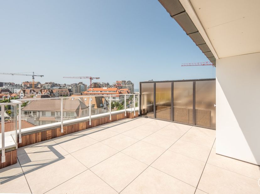 Prachtig instapklaar duplex-appartement met zonnige terrassen genietend van een open zicht en tevens zeezicht (Mogelijkheid tot aankoop van een inpand