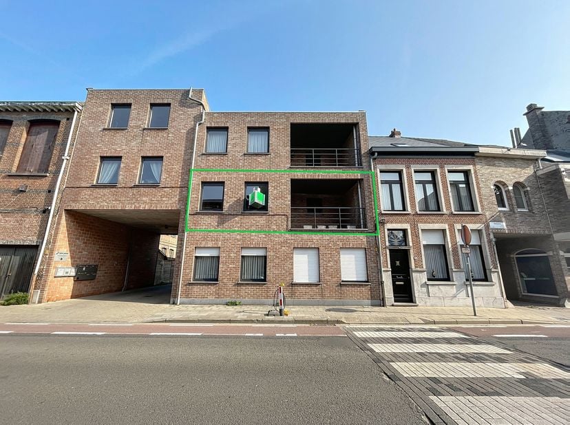 Leuk en volledig instapklaar appartement (volledig geschilderd) op de eerste verdieping van een kleinschalig blokje(zonder lift). Het appartement besc