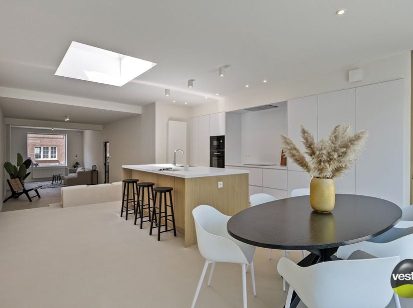 Bent u op zoek naar een instapklare woning in het hart van Hasselt, met alle moderne comfort en een gezellige stadstuin? Deze volledig in 2025 gerenov