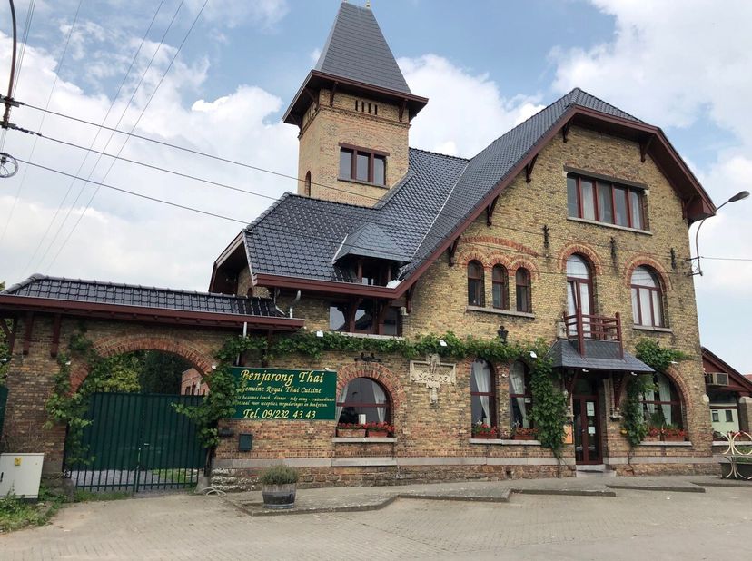 Te koop in MELLE :  uniek gelegen historische  villa te koop !&lt;br /&gt;
Deze villa werd tot voor kort gebruikt als restaurant met woonst en biedt vele mo