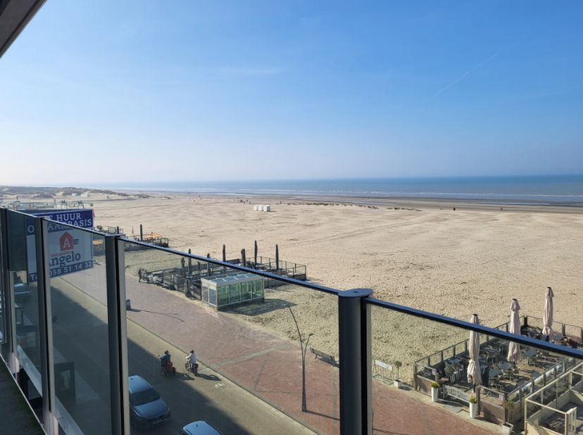 Cet appartement récent de 3 chambres à coucher avec vue frontale sur la mer et garage privé est à louer à l&#039;année. &lt;br /&gt;
L&#039;agencement est le suivant