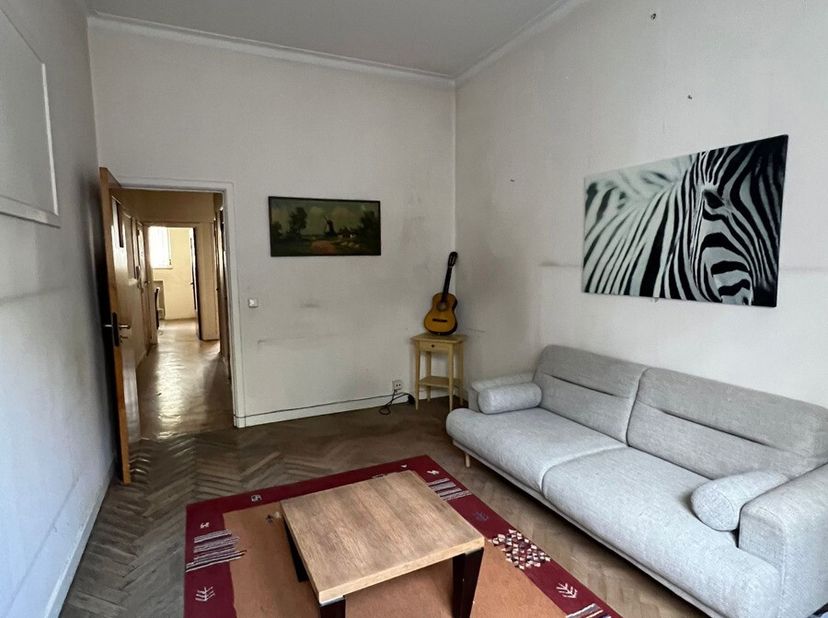 Immo Pické vous propose cet appartement rez-de-chaussée très bien situé en face du parc Duden, à proximité immédiate des écoles, des commerces, des tr