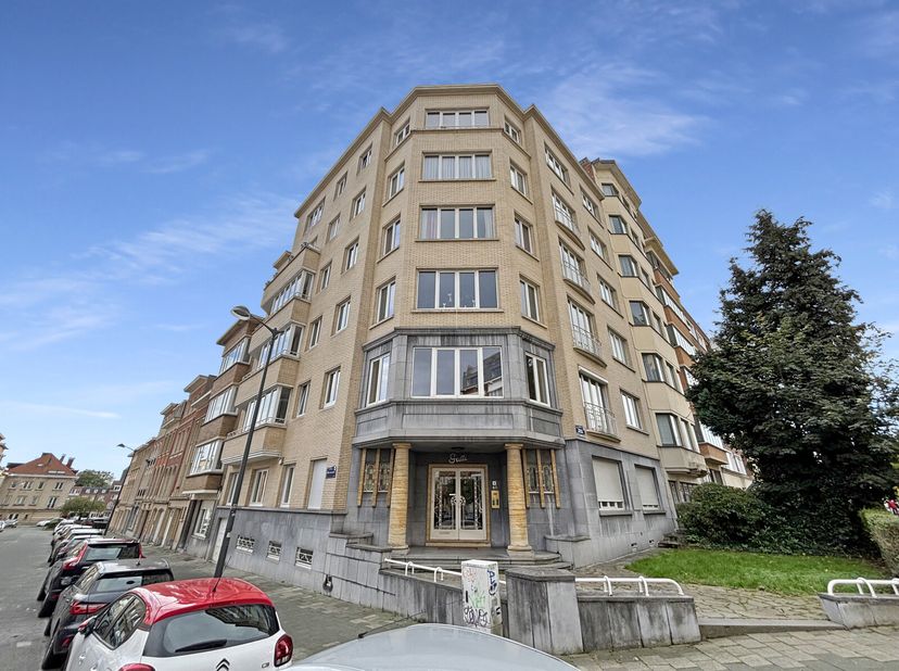 IXELLES: Bel appartement de +/- 96m² (selon PEB) situé à deux pas du Bois De La Cambre, de l&#039;ULB/VUB et des transports en commun (TRAM 7, 8 &amp; 25) / (B