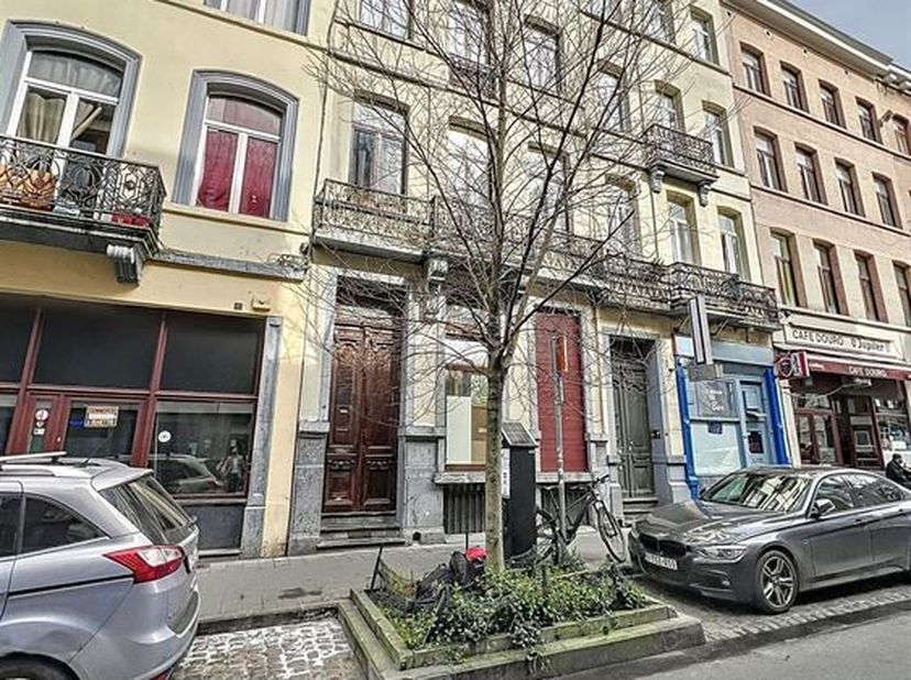 SAINT-GILLES - Quartier Bxl-midi - Century 21 Immo Dewaele heeft het genoegen dit te renoveren huis, omgebouwd tot 7 appartementen, voor te stellen. V