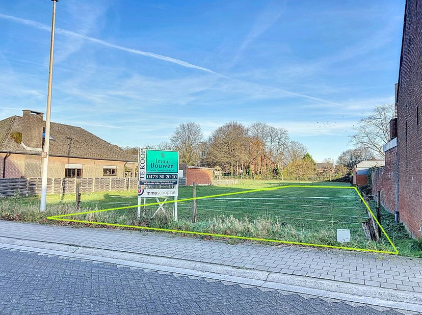 Perceel bouwgrond van 447m² voor een woning in half open verband. De bouwgrond geniet een rustige en landelijke ligging op een uitloper van het centru