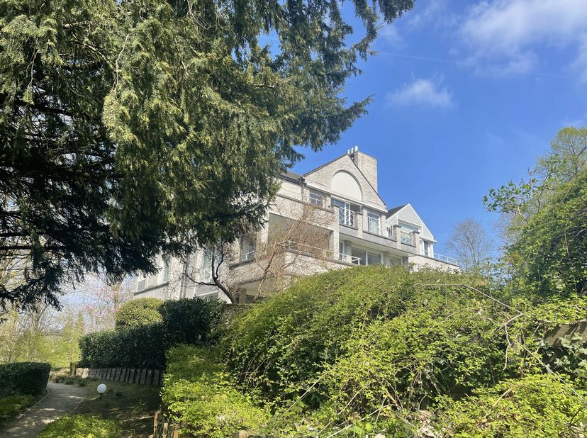 WATERMAEL-BOITSFORT, In een mooi bebost domein vlakbij de Boulevard du Souverain. Mooi duplex appartement (3 slaapkamers/2 badkamers) van 190 m² met t