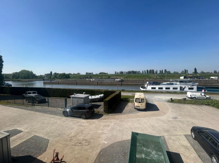 Modern kantoor (213 m²) op de eerste verdieping in de Wijmenstraat 21-K te Mariakerke, vlak bij de oprit R4 en Industrieweg Lievegem.&lt;br /&gt;
&lt;br /&gt;
2 p