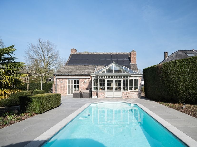 Instapklare, vrijstaande woning met zwembad op een zonnig perceel, drie slaapkamers en de mogelijkheid voor een praktijkruimte in een rustige omgeving