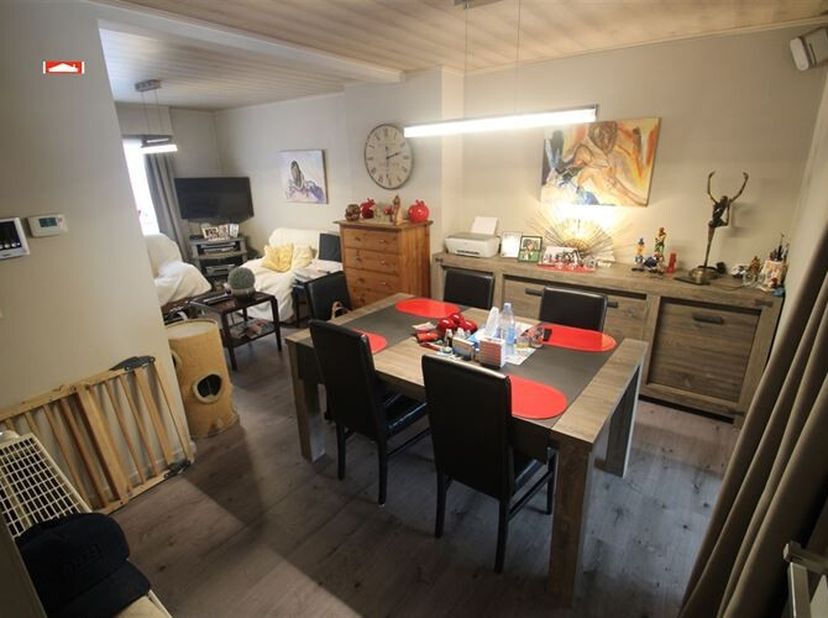 Instapklare woning met inkom, living, ingerichte keuken, ingerichte badkamer met inloopdouche, bergruimte, 2 slaapkamers, nachttoilet, zolder (extra s