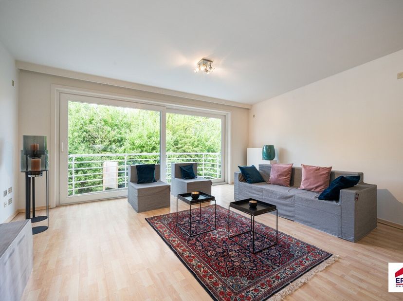 Appartement met zicht op vernieuwd stationsplein  centrale liggingIndeling : Inkomhal met vestiairekast. Woonkamer uitgevend op terras. Living-eetkame