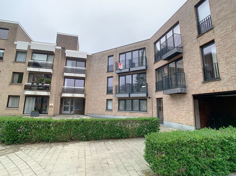Appartement lumineux de 2 chambres à louer à Bruges. L&#039;appartement bénéficie d&#039;un emplacement stratégique et se trouve à proximité de diverses install