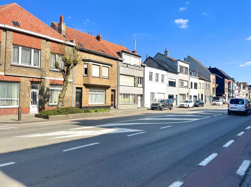 Centraal gelegen gebouw in de Kerkstraat te Blankenberge, Uitkerke. Het gebouw omvat twee vergunde appartementen, een grote kelderverdieping en een zo